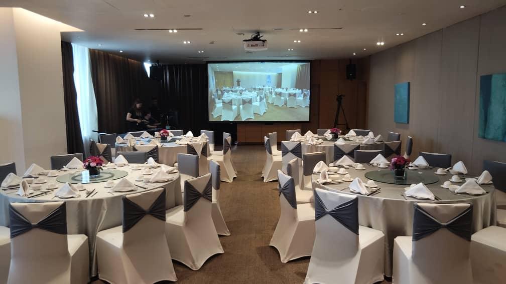 Projector & Projections Screen